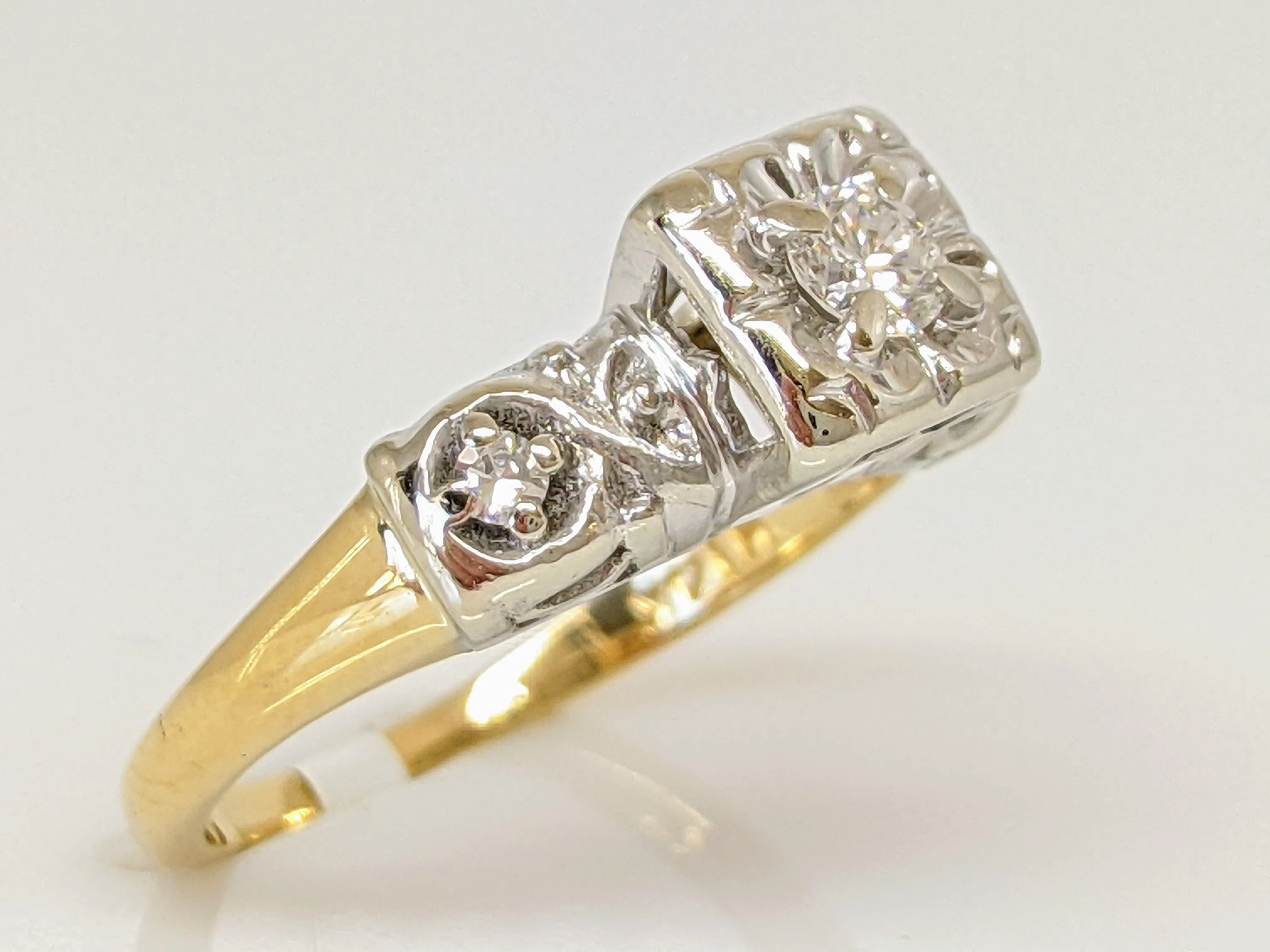 14K TWO-TONE .16 CARAT TOTAL WEIGHT VS2 G ROUND DIAMOND (3) ILLUSION BOXHEAD ESTATE RING