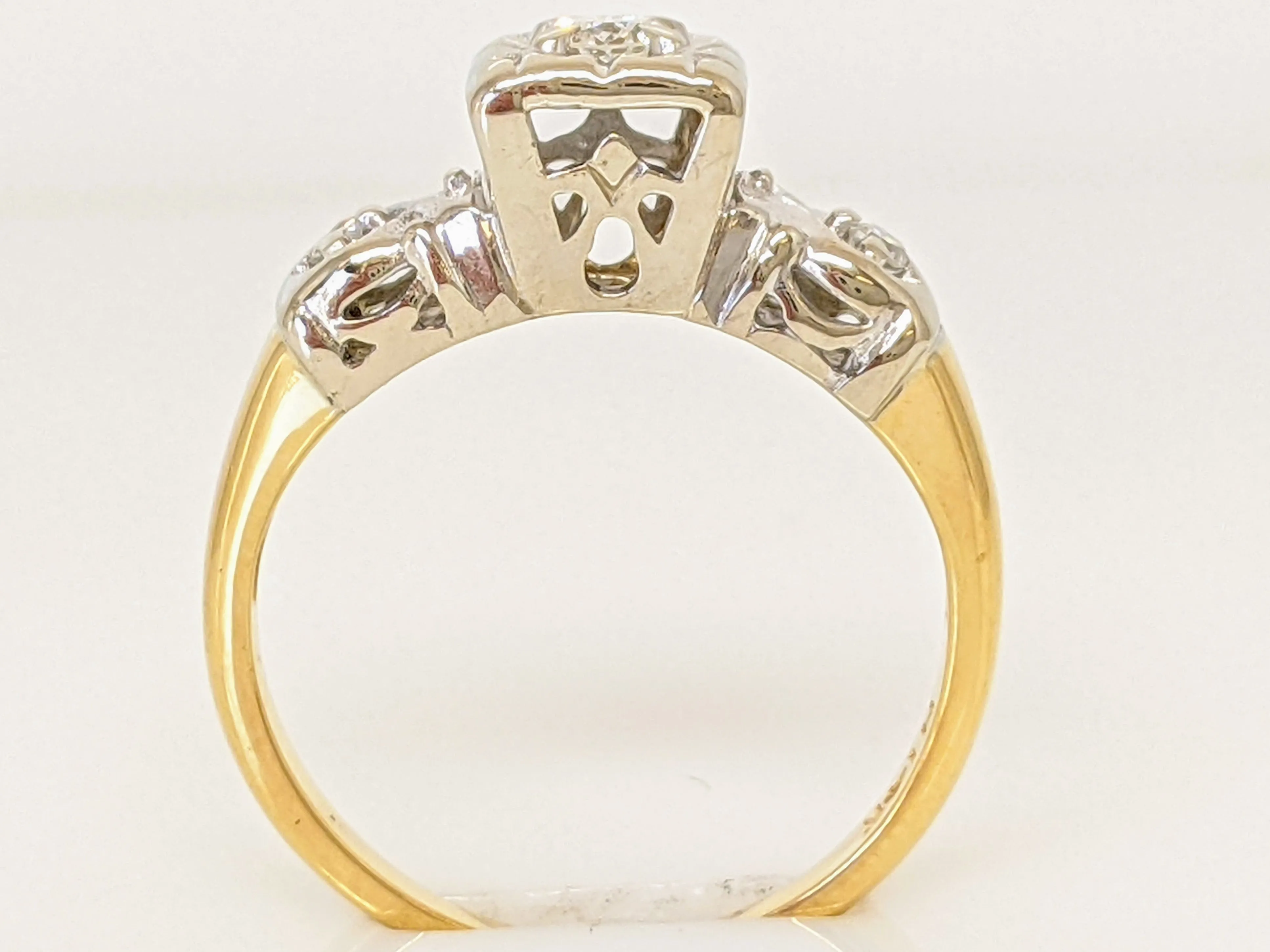 14K TWO-TONE .16 CARAT TOTAL WEIGHT VS2 G ROUND DIAMOND (3) ILLUSION BOXHEAD ESTATE RING
