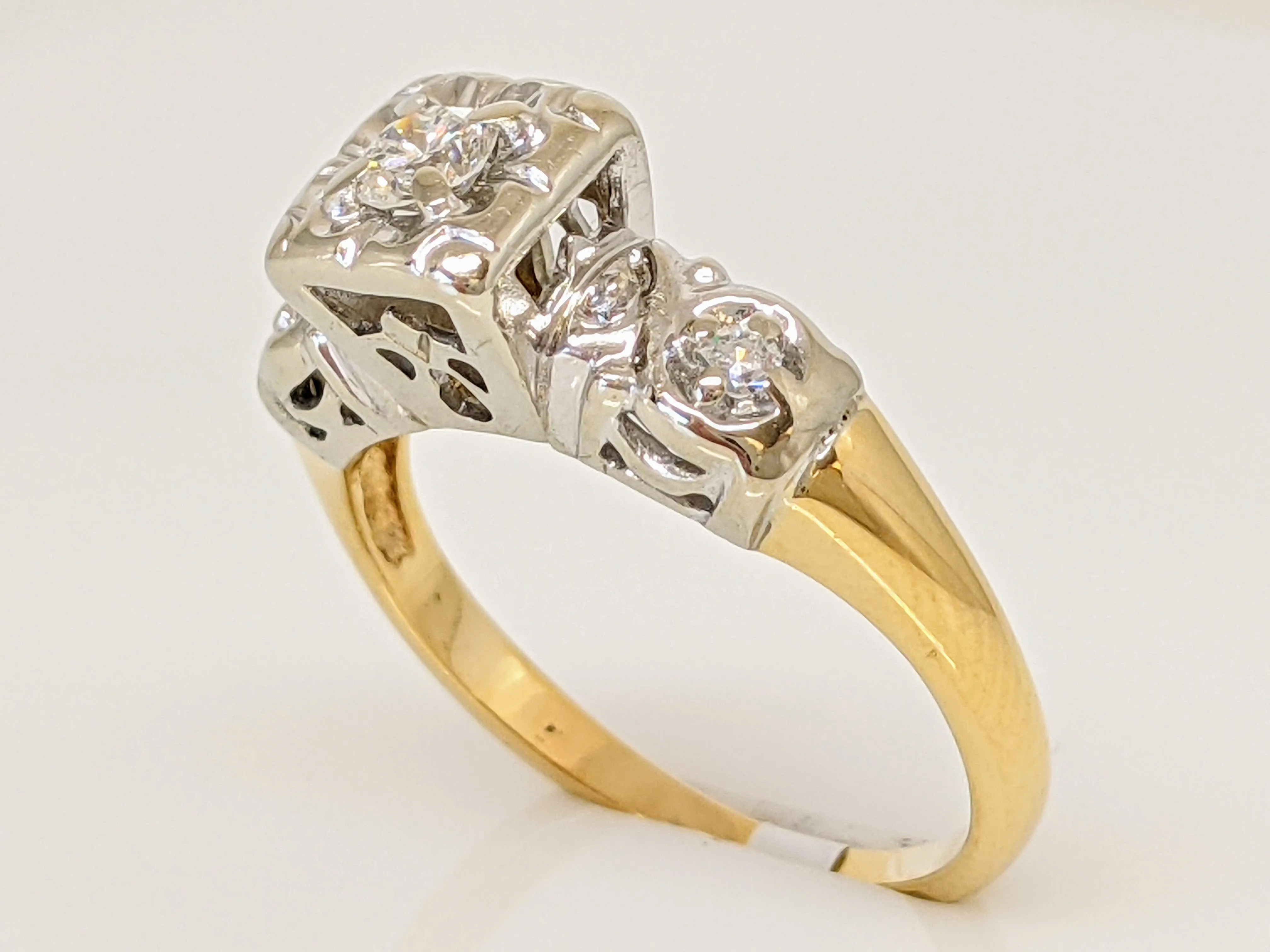 14K TWO-TONE .16 CARAT TOTAL WEIGHT VS2 G ROUND DIAMOND (3) ILLUSION BOXHEAD ESTATE RING