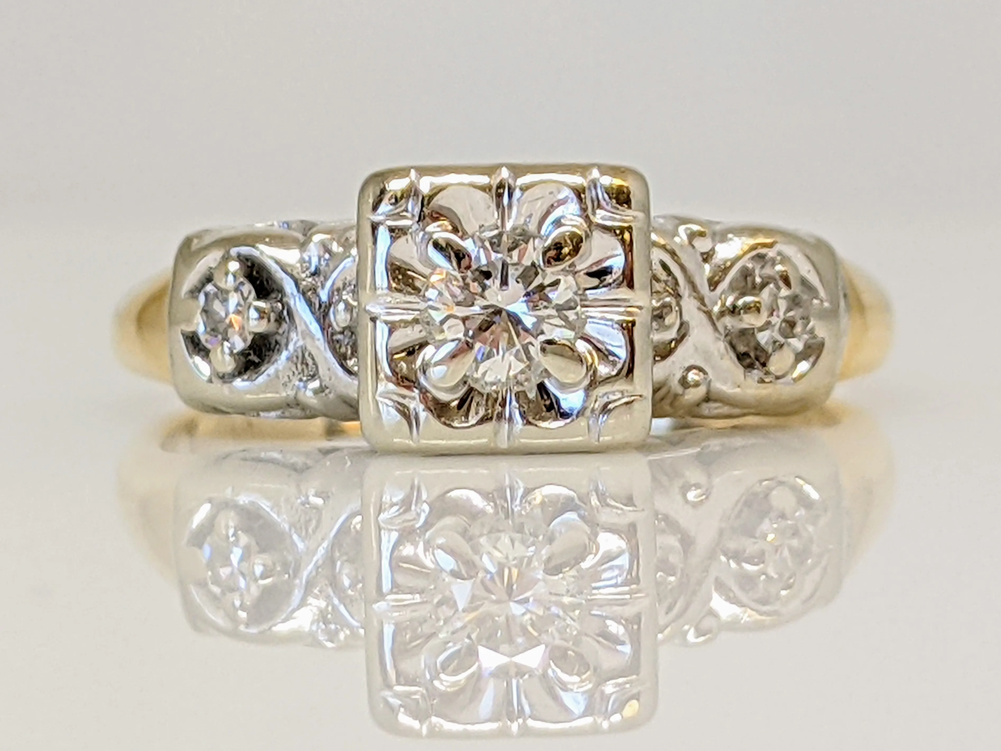 14K TWO-TONE .16 CARAT TOTAL WEIGHT VS2 G ROUND DIAMOND (3) ILLUSION BOXHEAD ESTATE RING
