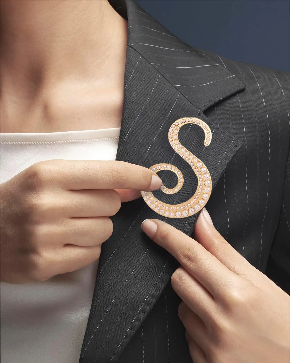 Gold Plated A-Z Letter Brooch Pin for Women Imitation Pearl Initial Brooches Fashion 26 Alphabets Pins Custom Jewelry Gifts