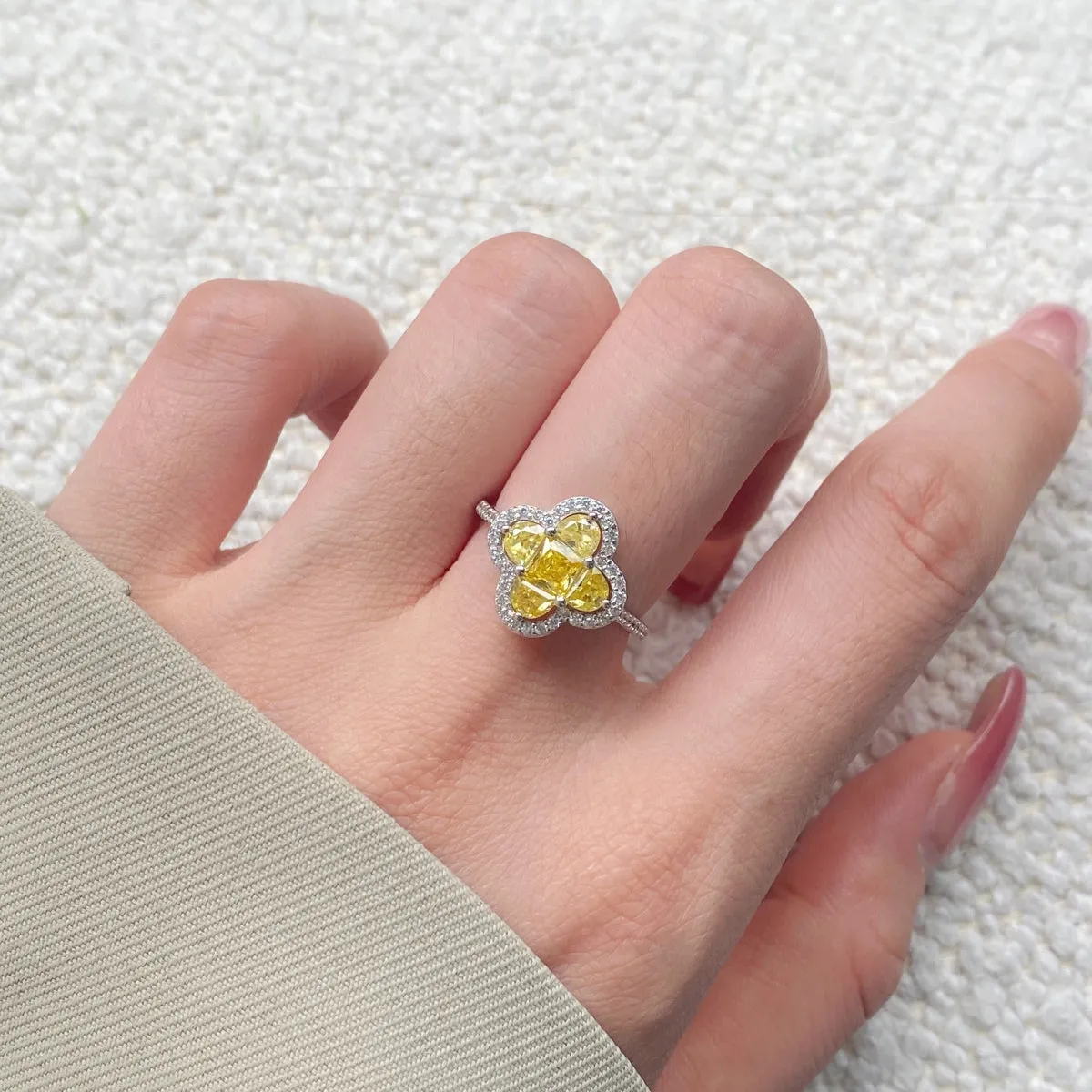 [Goodv]Luxurious Eternity Flower Shape Banquet Ring