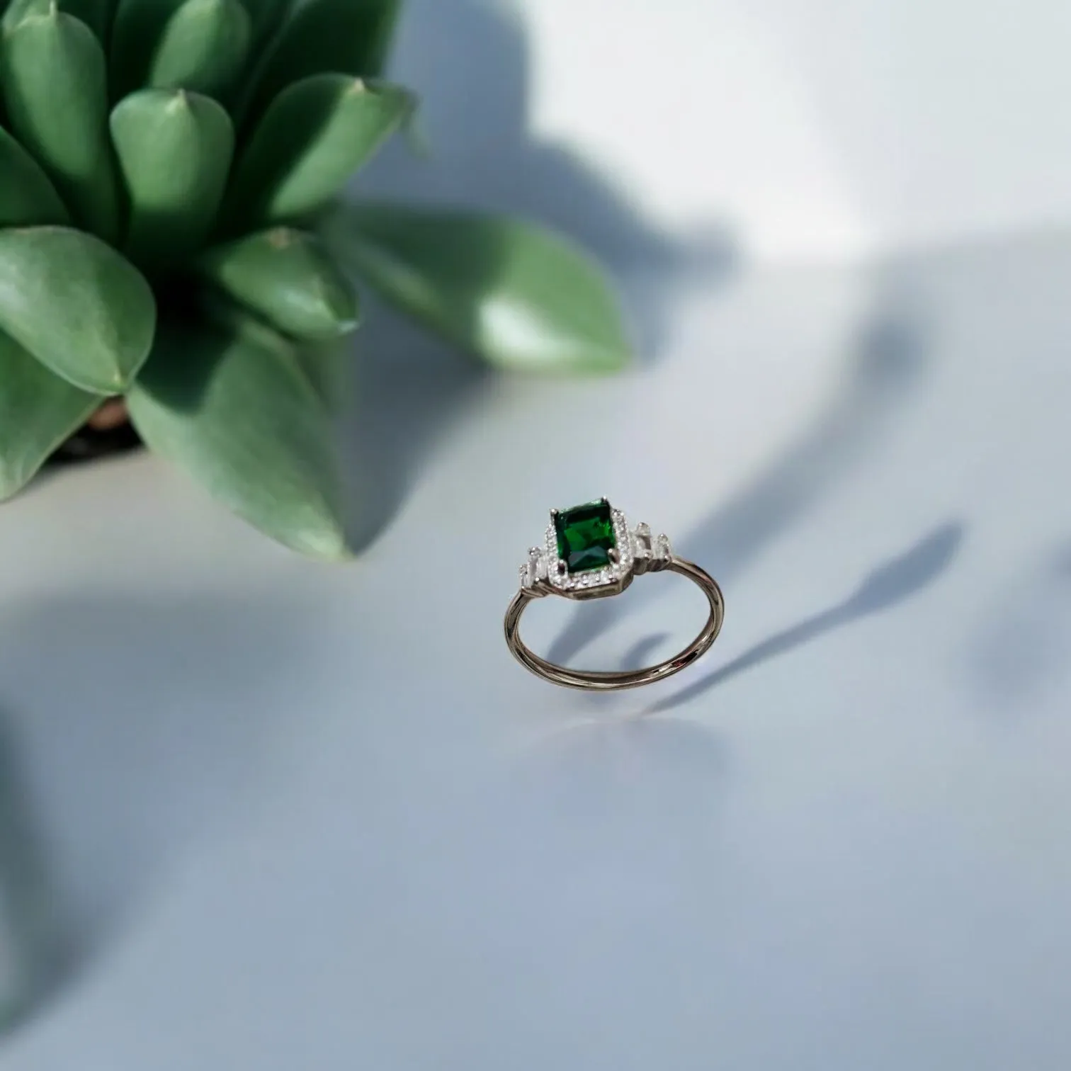 Minimal Silver Emareld CZ Ring
