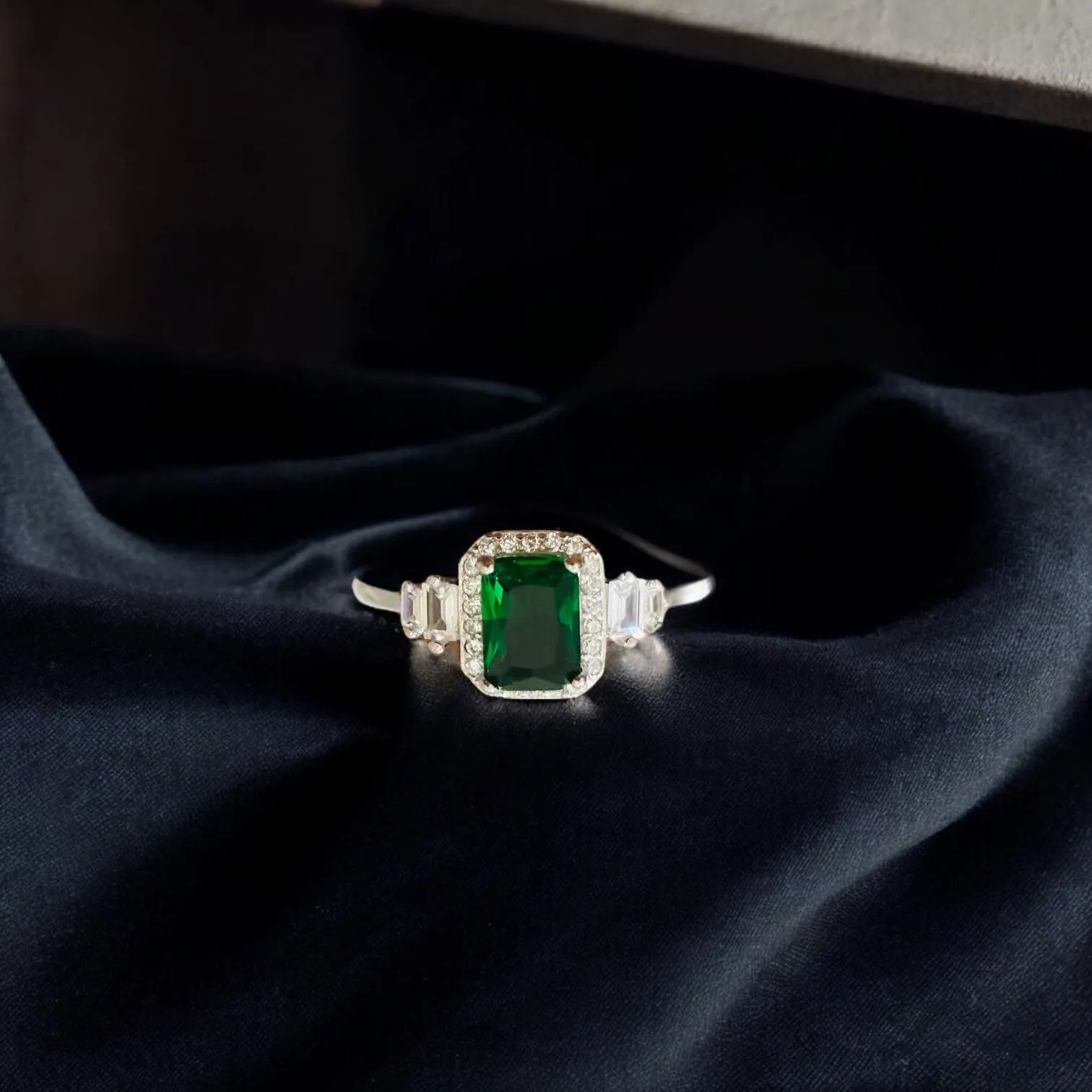 Minimal Silver Emareld CZ Ring