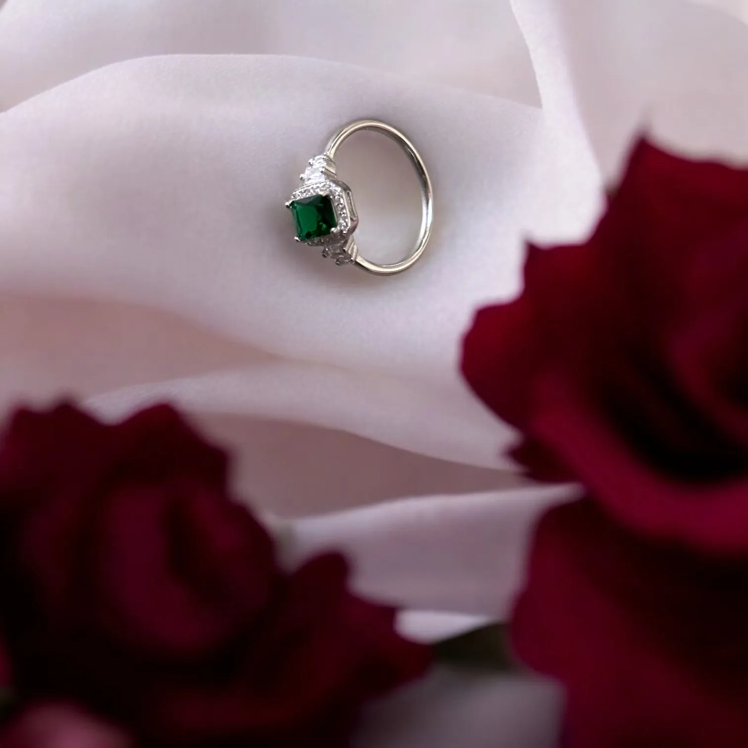 Minimal Silver Emareld CZ Ring