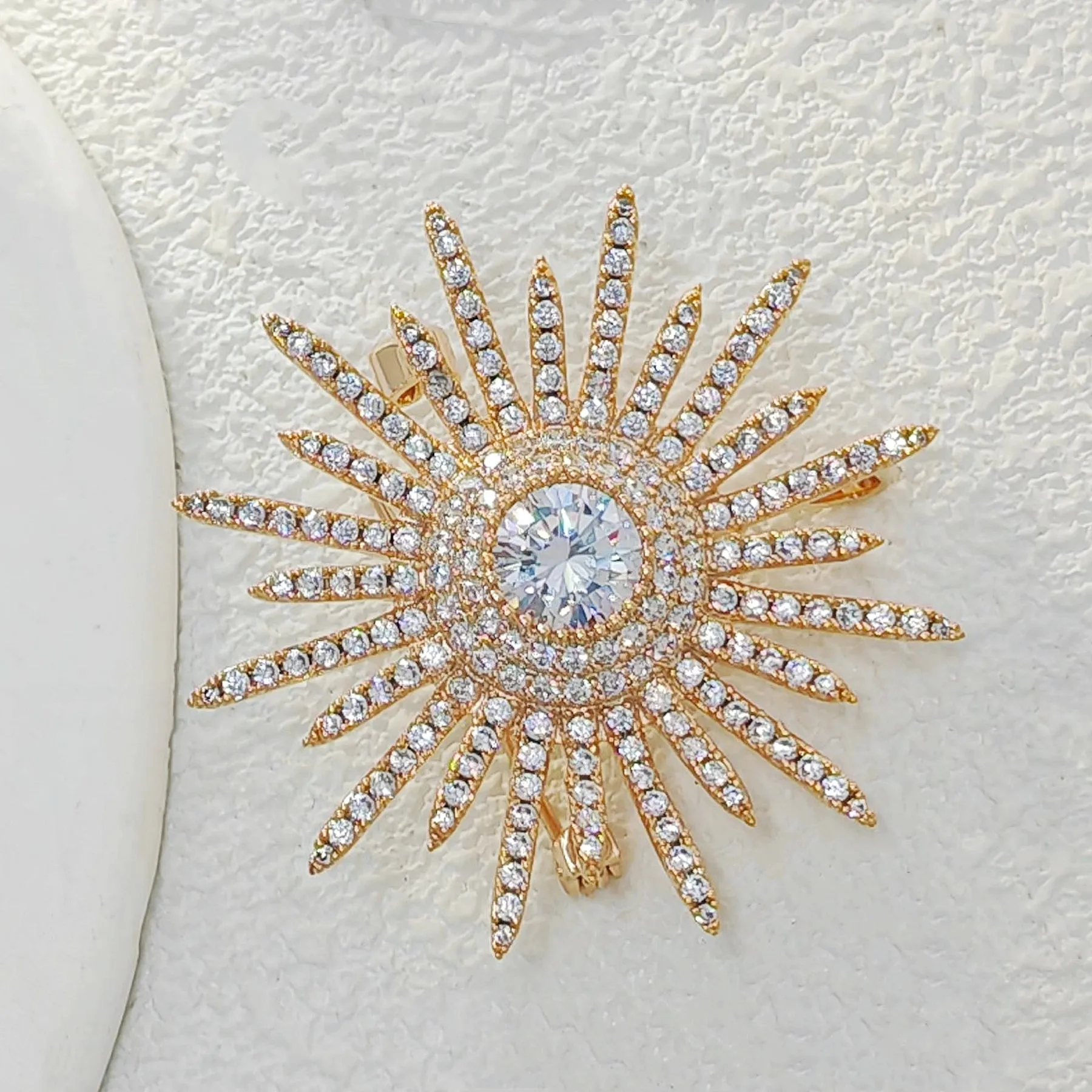 Shinny Gold Tone Micro Pave CZ Round Starburst Pin Brooches Collar Lapel Atomic Jewelry