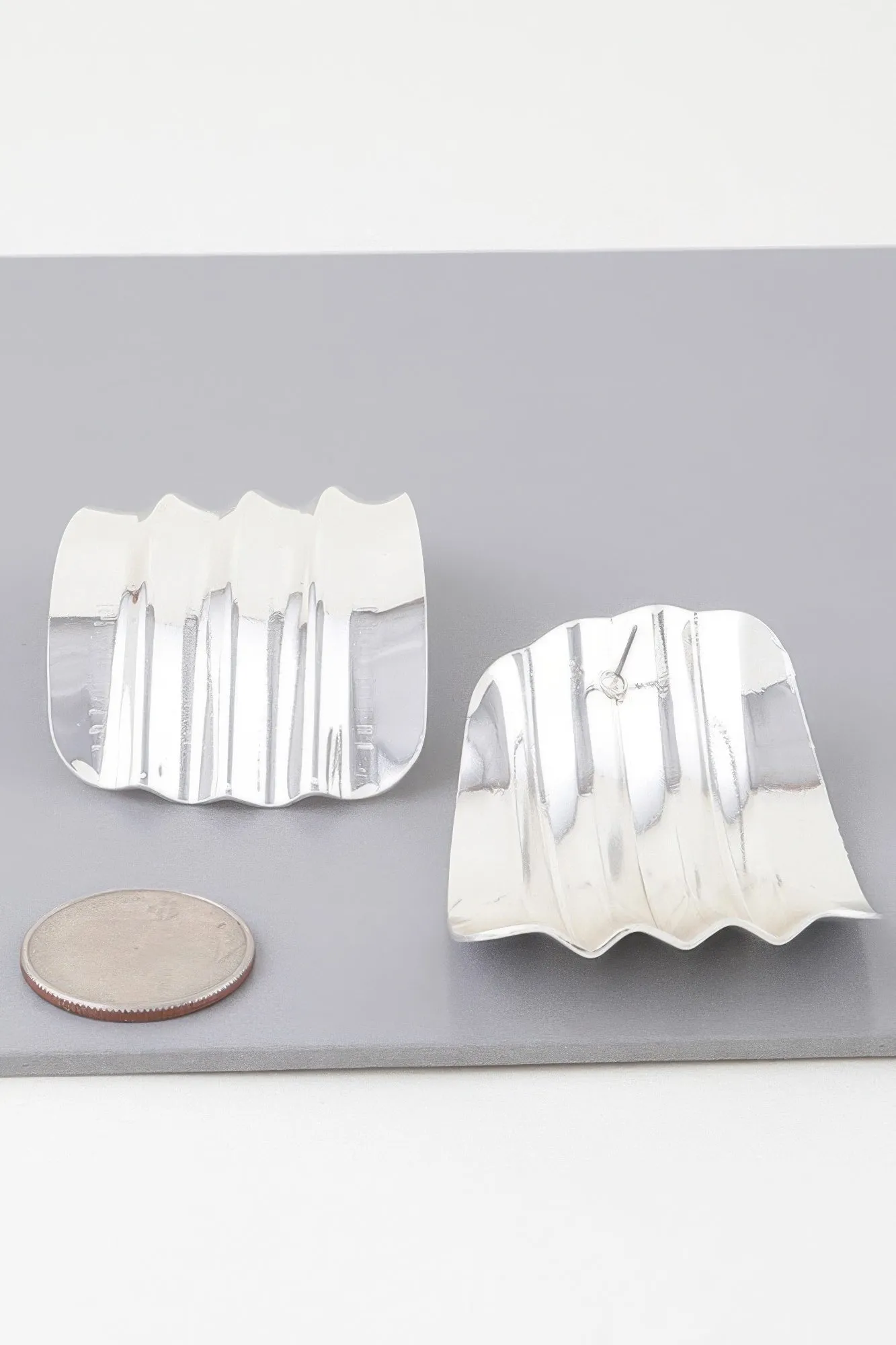 Shiny Ribbed Curve Earrings