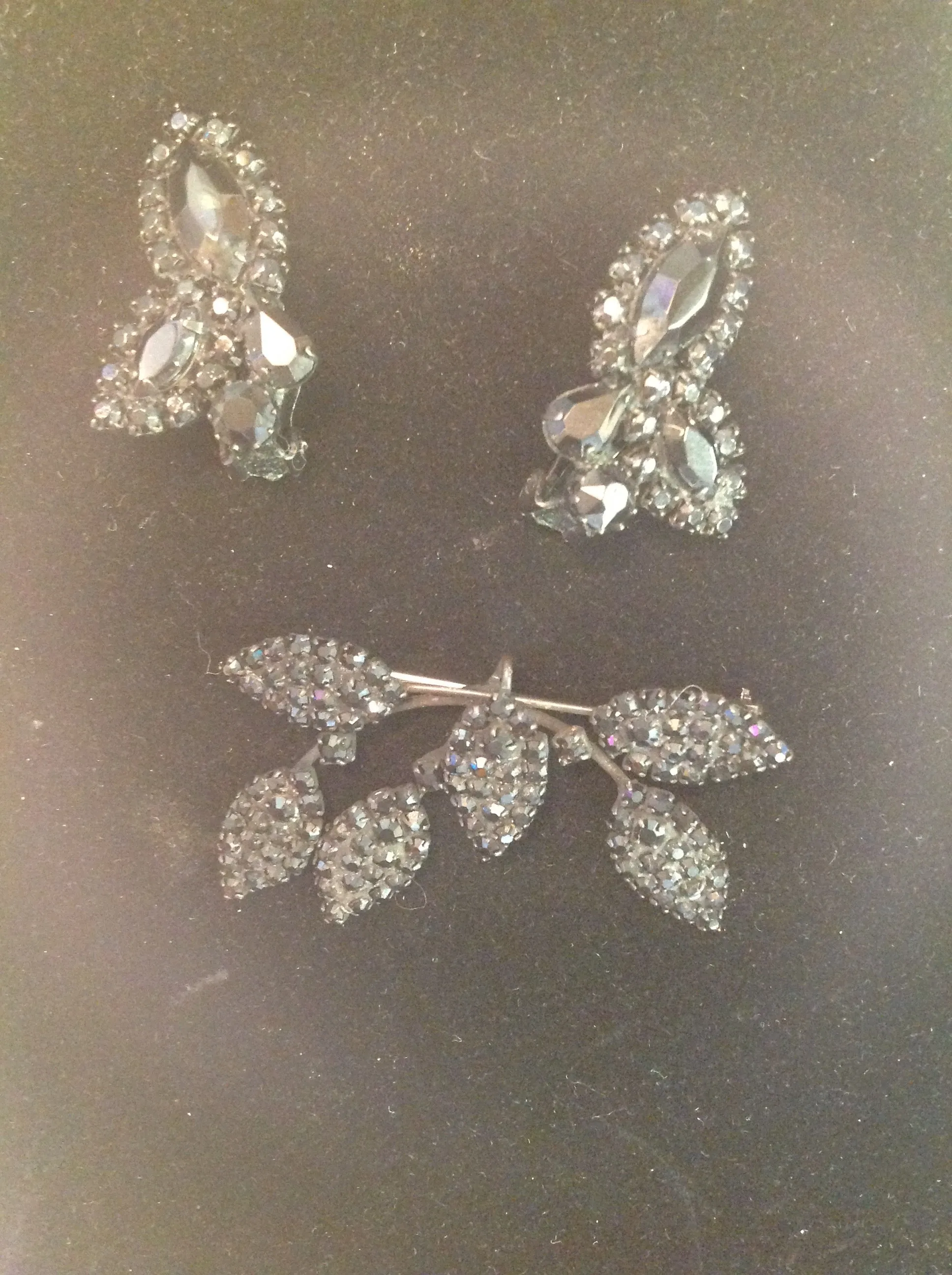 Vintage 3 Piece Set Clip On Earrings Brooch Black Metal Plastic Glitter Gear Leaves