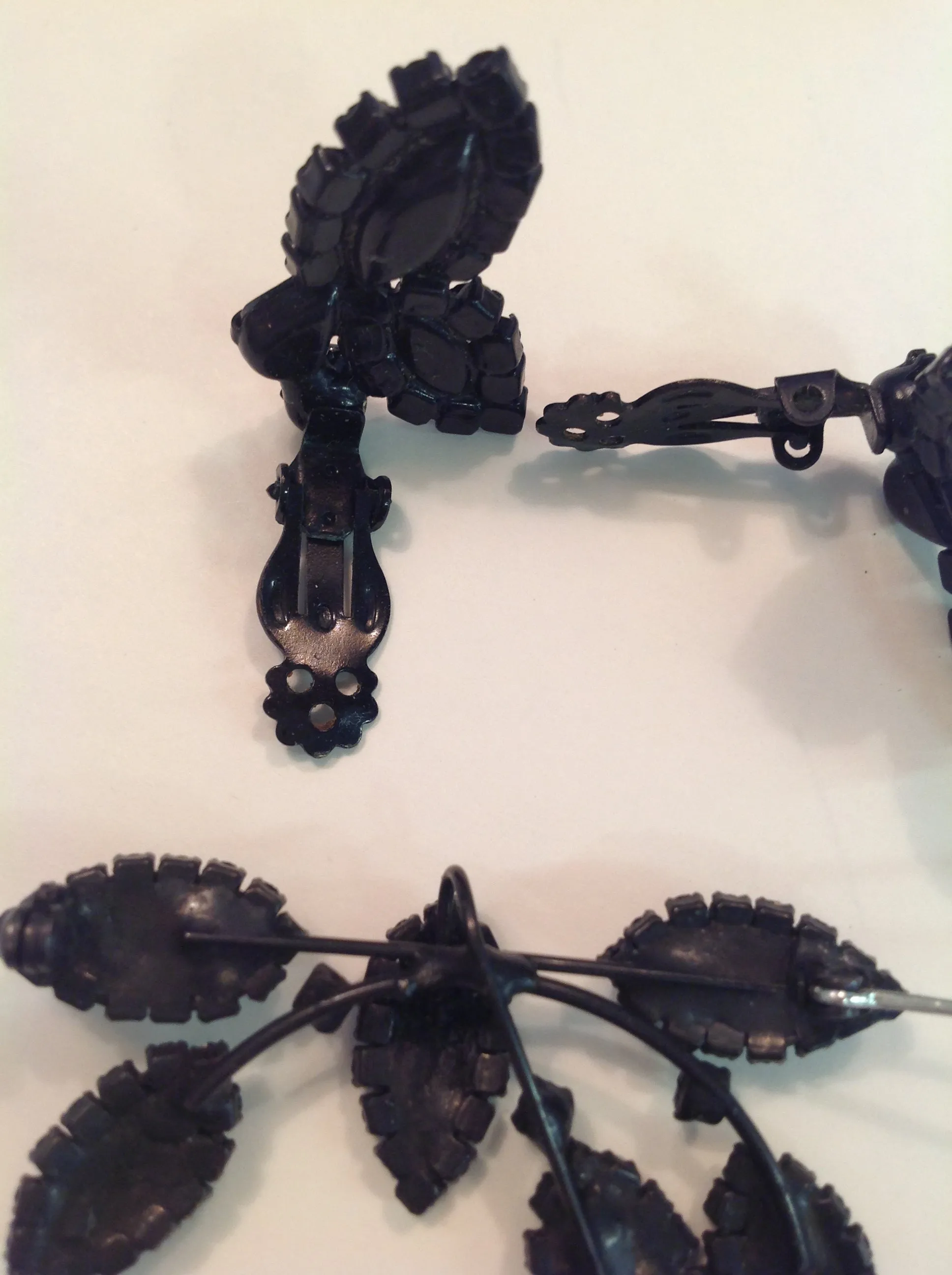 Vintage 3 Piece Set Clip On Earrings Brooch Black Metal Plastic Glitter Gear Leaves
