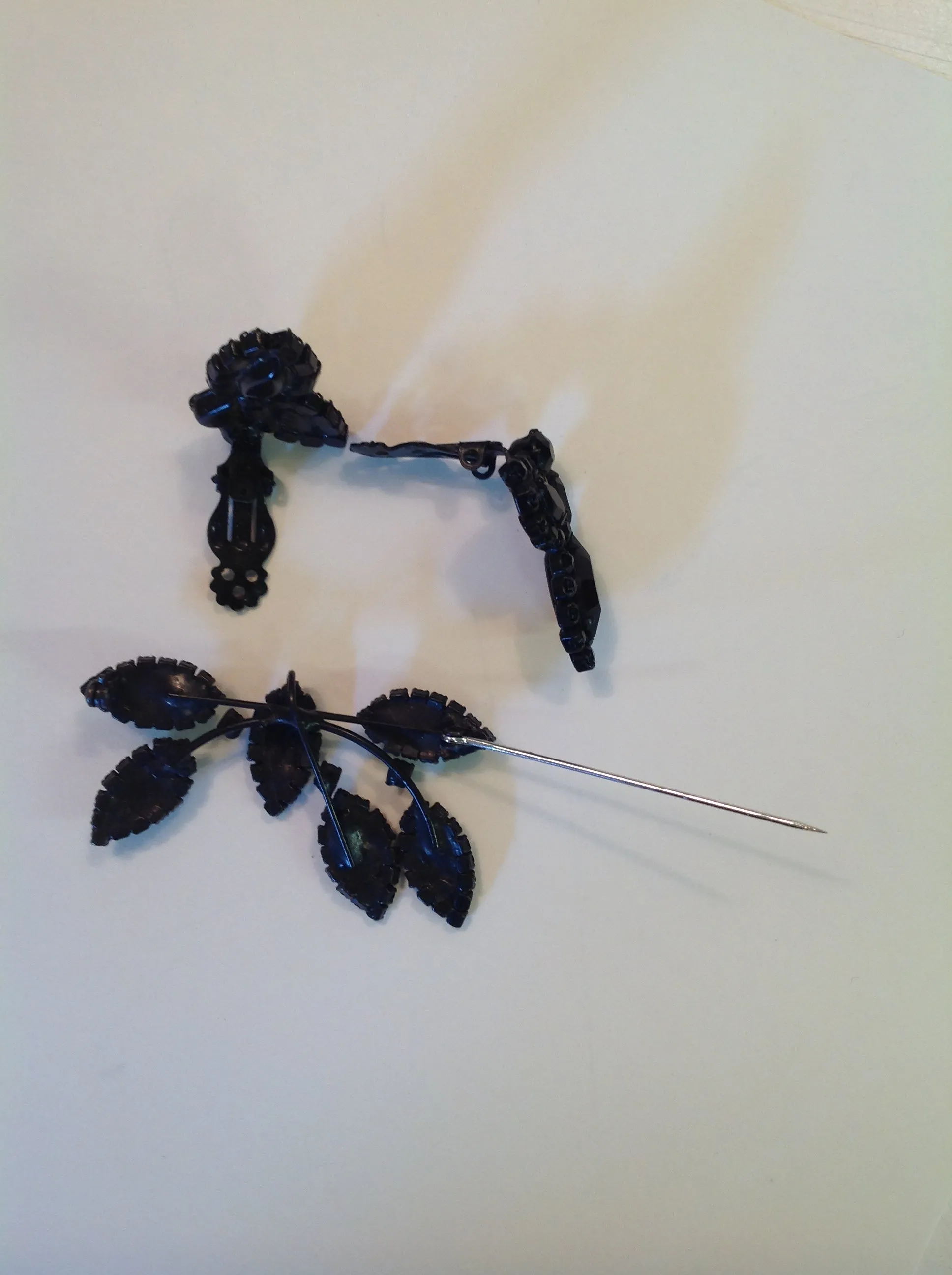 Vintage 3 Piece Set Clip On Earrings Brooch Black Metal Plastic Glitter Gear Leaves